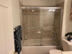 Un baño con ducha con puerta de cristal. en LUX homes, en Fort Washington 87 fotos más