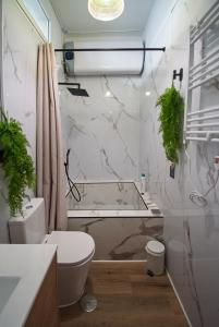 a bathroom with a toilet and a bath tub at SnowGranada Hight Level Galatino in Sierra Nevada