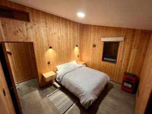 Ένα ή περισσότερα κρεβάτια σε δωμάτιο στο Huelemolle Lodge Pucón