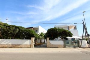 a brick fence in front of a house at Mediterranea in Marina di Pescoluse