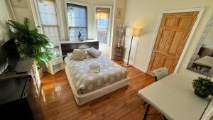 法洛克威Serenity Room JFK的房间里有一张床和一张桌子的卧室