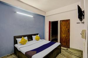 Letto o letti in una camera di SPOT ON Raj Hotel Vip Near Worlds Of Wonder