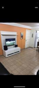 Una televisión o centro de entretenimiento en Morada do Tenório