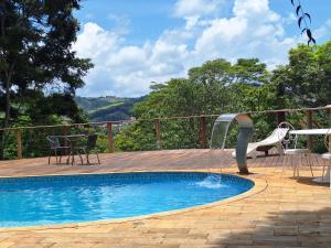 a swimming pool with a water fountain at Espaço Vivências in Sylvestre Ferraz