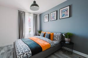 Giường trong phòng chung tại SuperbSleep Apartments