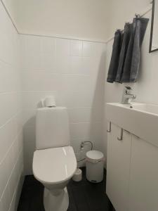 Ένα μπάνιο στο Galle's 2 bedroom penthouse +6 φωτογραφίες