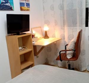 Μια τηλεόραση ή/και κέντρο ψυχαγωγίας στο Apartamentos Hondahouse Mar Menor, 1 o 2 dormitorios