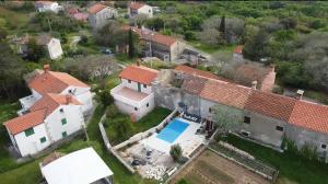 Bazén v ubytování Bonvivan House nebo v jeho okolí