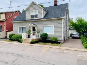 ein Haus an der Seite einer Straße in der Unterkunft Downtown Cottage in Downtown Charlottetown in Charlottetown