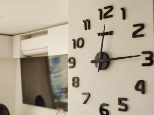 une horloge sur un mur dans un bureau dans l'établissement Apartamento Vacacional en Ricaurte Cundinamarca, Entre Melgar y Girardot, à Ricaurte 69 autres photos