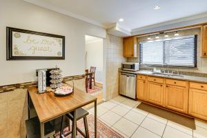 Η κουζίνα ή μικρή κουζίνα στο Fire Pit and Yard Family Home in Farmington Hills!
