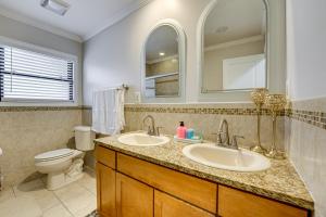 Ένα μπάνιο στο Fire Pit and Yard Family Home in Farmington Hills! +29 φωτογραφίες