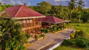 een luchtfoto van een resort met palmbomen bij Miraflores Boutique Hotel Adults Only in San Andrés