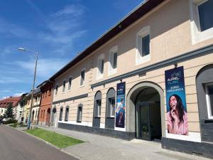 Un edificio con un cartel al costado. en Apartments - Restart House Poprad, en Poprad