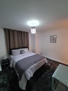 a bedroom with a large bed in a room at Luxurious 3 bed Flat in Kilburn in London