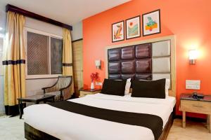 Ένα ή περισσότερα κρεβάτια σε δωμάτιο στο Super Townhouse Bani Park Formerly Aroma Residency