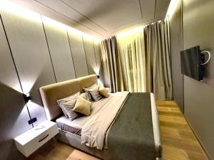 Queens Suite Hotel 객실 침대