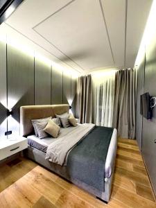 Queens Suite Hotel 객실 침대