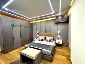 Queens Suite Hotel 객실 침대
