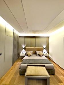 Queens Suite Hotel 객실 침대