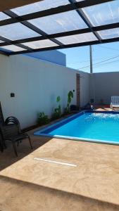 a large swimming pool in a house with a ceiling at Edícula Oásis in Severínia