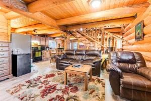 Η κουζίνα ή μικρή κουζίνα στο 3 Mi to Kenai River Secluded Sterling Cabin!