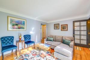 Istumisnurk majutusasutuses Charming Home - 4 Mi to Euclid Creek Reservation