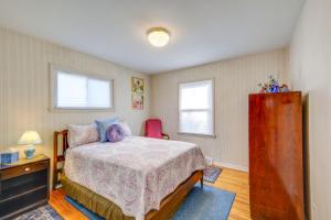 Voodi või voodid majutusasutuse Charming Home - 4 Mi to Euclid Creek Reservation toas