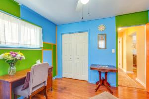 Foto sihtkohas South Euclid asuva majutusasutuse Charming Home - 4 Mi to Euclid Creek Reservation galeriist