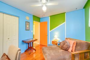 Istumisnurk majutusasutuses Charming Home - 4 Mi to Euclid Creek Reservation