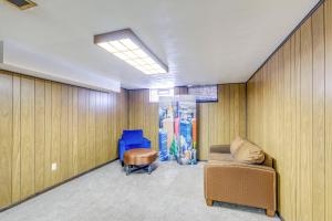 Istumisnurk majutusasutuses Charming Home - 4 Mi to Euclid Creek Reservation