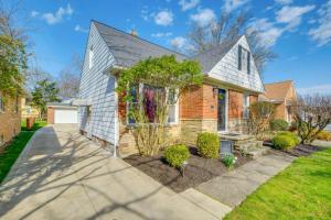 Aed väljaspool majutusasutust Charming Home - 4 Mi to Euclid Creek Reservation