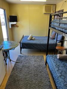 Ένα ή περισσότερα κρεβάτια σε δωμάτιο στο Longreach Caravan and Cabin Park