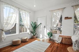 Afbeelding uit fotogalerij van Bishop Arts District Boho Cinema House in Dallas +49 foto's