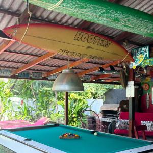 un tavolo da biliardo con una tavola da surf sopra di esso di Casa Bastin a Puerto Escondido