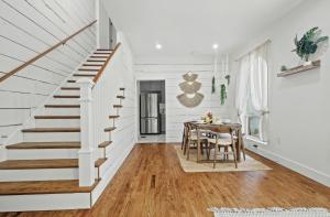 ダラスにあるBishop Arts District Boho Cinema Houseの階段とテーブルのあるダイニングルーム +49枚の写真