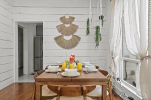 Afbeelding uit fotogalerij van Bishop Arts District Boho Cinema House in Dallas