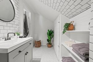 ダラスにあるBishop Arts District Boho Cinema Houseの洗面台と鏡のある白いバスルーム