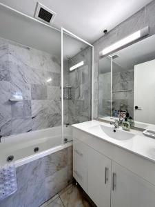 Ένα μπάνιο στο 3BR Penthouse in CBD wParking +33 φωτογραφίες