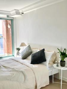 Ένα ή περισσότερα κρεβάτια σε δωμάτιο στο 3BR Penthouse in CBD wParking