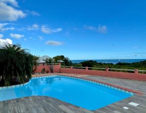 Kolam renang di atau dekat dengan Charmant T3 en haut de villa, vue panoramique sur la mer