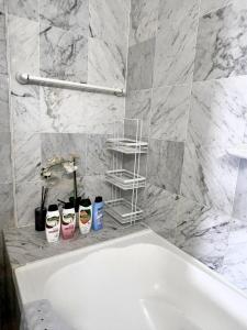 Ένα μπάνιο στο 3BR Penthouse in CBD wParking