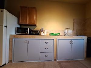 Dapur atau dapur kecil di Cozy Apartment, Anguilla
