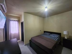 Una cama o camas en una habitación de Cozy Apartment, Anguilla