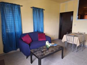 Ruang duduk di Cozy Apartment, Anguilla