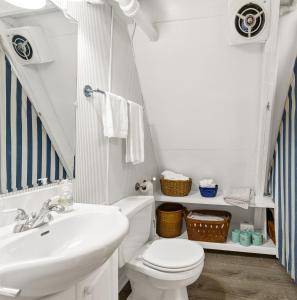 Et badeværelse på North Shore Private Beach Frontage