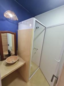 a bathroom with a sink and a mirror at Mita-Í II in La Cruz