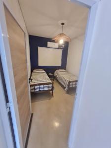 an empty room with two beds and a white screen at Mita-Í II in La Cruz