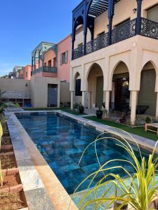 a swimming pool in front of a building at Villa Marrakech piscine in Marrakech