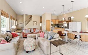 Η κουζίνα ή μικρή κουζίνα στο Four Story Beach House with Views of Lake Michigan